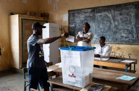 نتائج جزئية تظهر دعم الناخبين في غينيا للدستور الذي طرح بعد الانقلاب 