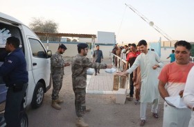 شرطة أبوظبي توزّع وجبات إفطار صائم للعمال في مدينة زايد بالظفرة