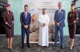 سفير الإمارات لدى إسرائيل يصل على متن أول رحلة لطيران الاتحاد إلى تل أبيب