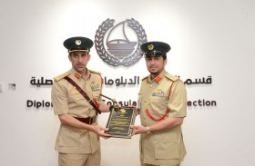 اللواء المري يتسلم أول  دكتوراة بالفرنسية من ضابط في شرطة دبي