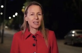 مذيعة تبتلع حشرة على الهواء مباشرة