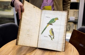 إقبال جماهيري على الكتب والمقتنيات النادرة بمعرض أبوظبي للكتاب 