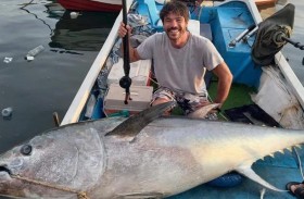 يصطاد سمكة تونة عملاقة و يهبها للمحتاجين