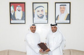 حاكم الفجيرة يستقبل مواطنا بمناسبة حصوله على درجة الدكتوراه بعلم الاجتماع التطبيقي