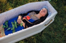 حسناوات أوكرانيا داخل توابيت الرعب