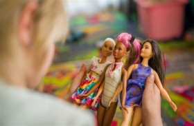 دُمية «باربي» تتأرجح بين هوس الجمال والخطر على الأطفال