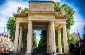 نقل نصب تذكاري يزن ألف طن 