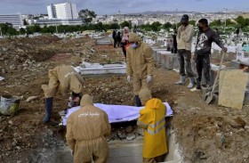 تونسيون يدفنون أحباء لم يتمكنوا من توديعهم بسبب كورونا 