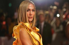 جنيفير لوبيز تمنع النظر في عينيها!