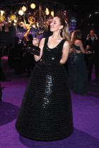 الممثلة البريطانية إيرين دوهيرتي مع جائزة أفضل ممثلة مساعدة في مسلسل قصير أو مختارات أو فيلم عن مسلسل «المراهقة» خلال حفل توزيع جوائز إيمي في لوس أنجلوس. ا ف ب