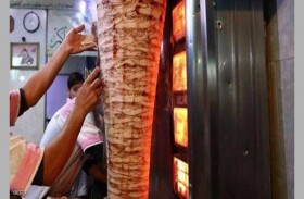 وفاة طفل وتسمم المئات بسبب وجبة شاورما 