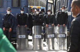 الشرطة تحجر على عروسين