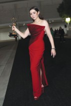 الممثلة الأمريكية كريستين ميليوتي تحمل جائزة أفضل ممثلة رئيسية في مسلسل «البطريق» أثناء حضورها حفل توزيع جوائز إيمي برايم تايم في لوس أنجلوس.ا ف ب 