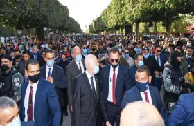 قيس سعيد يزور شارع بورقيبة.. والتونسيون يستقبلونه بالتأييد