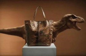 أول حقيبة فاخرة من جلد ديناصور 