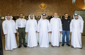 منصور بن محمد يزور مصنع البركة للتمور ويؤكد أهمية قطاع الصناعات الغذائية في دعم اقتصاد دبي