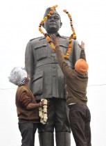 أعضاء منظمة «كل الهند نيتاجي» يضعون إكليلًا على تمثال للزعيم القومي الهندي نيتاجي سوبهاش شاندرا بوس ، للاحتفال بعيد ميلاده الـ 125.  ا ف ب
