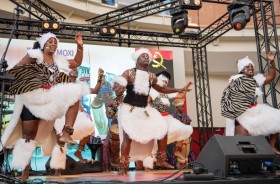 ينبض بالحياة مع برنامج مسائي حافل  بالموسيقى والعروض الراقصة