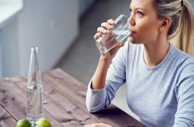 شرب الماء أثناء الأكل.. هل هو مضر أم مفيد لصحتنا ؟