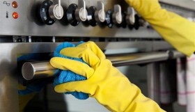 4 طرق لتنظيف أدوات المطبخ