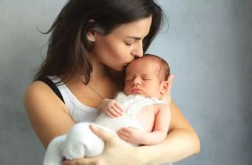 تقبيل الرضع.. عادة بريئة تحمل مخاطر صحية كبيرة