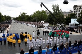 باريس تحتفي بذكرى التحرير وسط أزمة سياسية حادة 