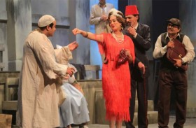 «ساعة حظ».. المسرح ينتصر على الحرب بالموسيقى والغناء