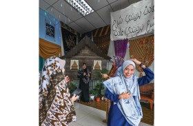نساء ماليزيات يرتدين ملابس الملايو التقليدية التي تسمى باجو كورونج وباتيك استعدادا لاحتفالات عيد الفطر. (ا ف ب)