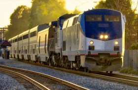 نجا بأعجوبة بعد زحفه تحت قطار