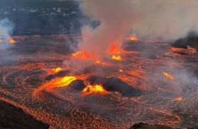بركان كيلويا في هاواي يقذف حممه البركانية 