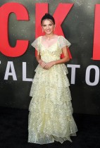 مادلين ماكجرو تقف على السجادة الحمراء في العرض الأول لفيلم «الهاتف الأسود» في مسرح TCL الصيني في لوس أنجلوس. رويترز