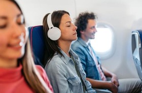 تشغيل الموسيقى بصوت عالٍ قد يمنعك من السفر بالطائرة