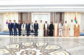 صقر غباش يعقد جلسة مباحثات مع رئيس الجمعية الوطنية الكورية 