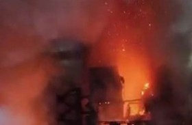 انهيار جزئي لمبنى تاريخي بعد حريق ضخم 