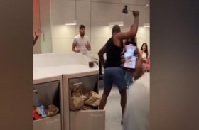 داخل ماكدونالدز..هجوم مروع بالفأس 