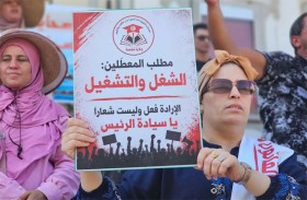 يطرحون شهاداتهم للبيع احتجاجًا على البطالة
