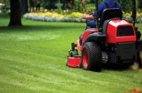 جزازة عشب تبتر رجل طفل في عامه الثاني