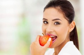 تفاحة يومياً.. فوائد صحية لكن ليست مناسبة للجميع