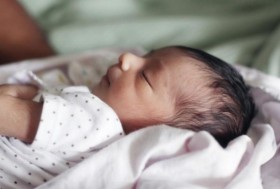 لماذا يولد بعض الأطفال بشعر كثيف؟