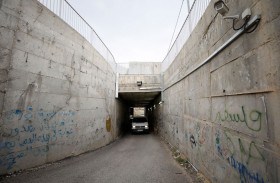 «الجدار العنصري» يحاصر أسرة فلسطينية كالسجن