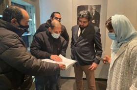 الأرشيف والمكتبة الوطنية يهدي متحف أم كلثوم نسخاً من كتاب (أم كلثوم في أبوظبي) وبطاقات تذكارية