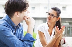 الإيماءات أثناء الحديث تجعل الكلمات تُحفر في الذاكرة