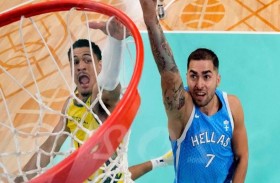 اليونان تحبط عودة أستراليا وتبقي على آمالها 