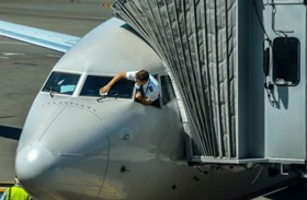 طريقة «غير متوقعة» لتنظيف نوافذ الطائرات الأمامية