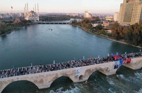 إفطار جماعي فوق جسر عمره 2000 عام 