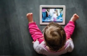 كيف تؤثر «الشاشات» في مفردات طفلك؟