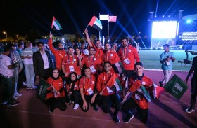 أحمد سالم يحمل علم الإمارات في ختام ألعاب التضامن