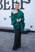 الممثلة الأسترالية أليسيا هانا كيم لدى حضورها العرض الأول للموسم الثاني من مسلسل «بيف» في المسرح المصري في لوس أنجلوس.ا ف ب 