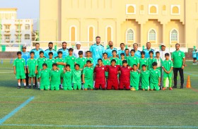 مجلس إدارة ولاعبو نادي دبا الحصن يتفقدون تدريبات الأشبال ويحفزونهم لمواصلة التميز