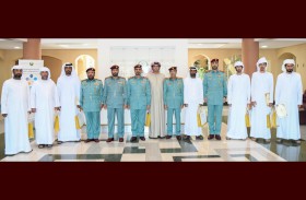 قائد عام شرطة رأس الخيمة بالإنابة يُكرّم نخبة من مواطني منطقة (غليلة)